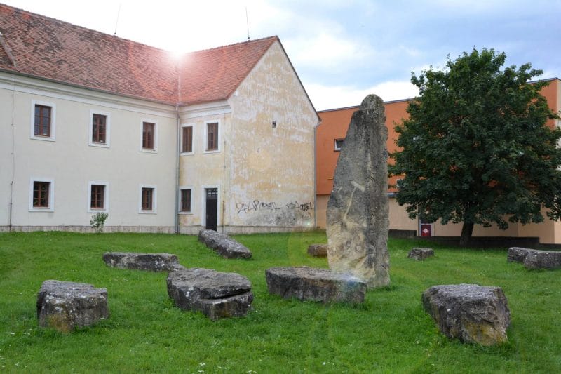 Menhiry - slovenský Stonehenge v Holíči. 